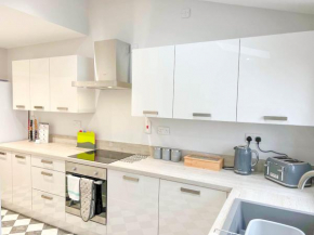 Arden House -Modern, Stylish 3-bed near Solihull, NEC, Resorts World, Airport,HS2